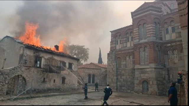 Φλόγες στην ιστορική Μονή του Οσίου Λουκά Μοναστήρι με μοναδική βυζαντινή αρχιτεκτονική, μνημείο της UNESCO